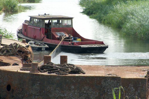 Eigenaar begonnen met wegslepen scheepswrakken Werkendam