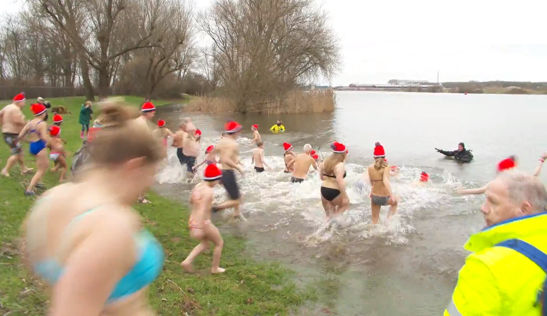 14e nieuwjaarsduik in Wijk en Aalburg