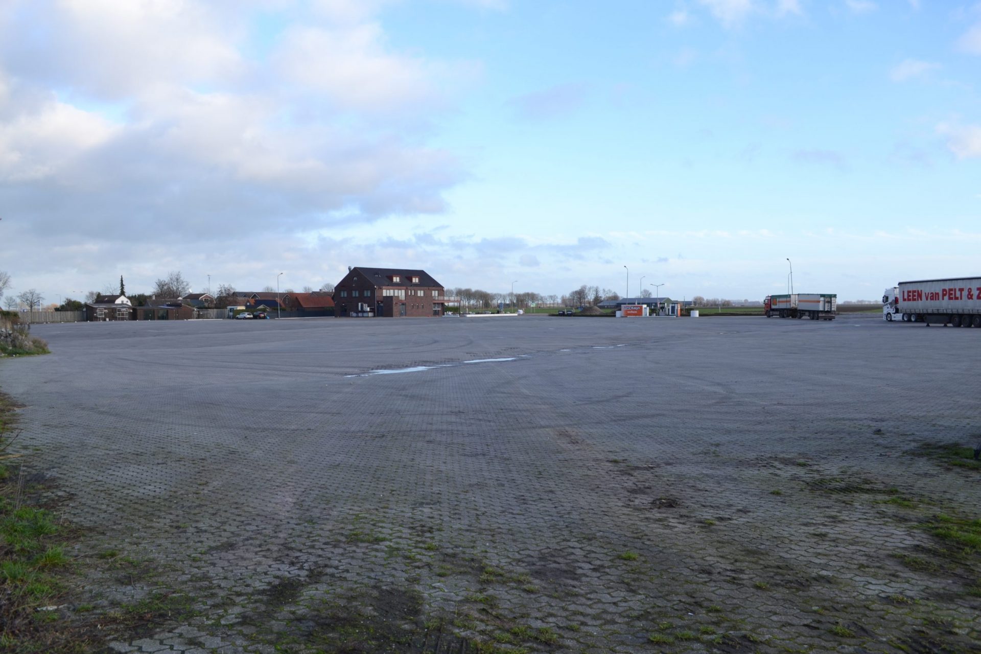 Drive-in kerkdienst met honderden bezoekers tijdens Lockdown