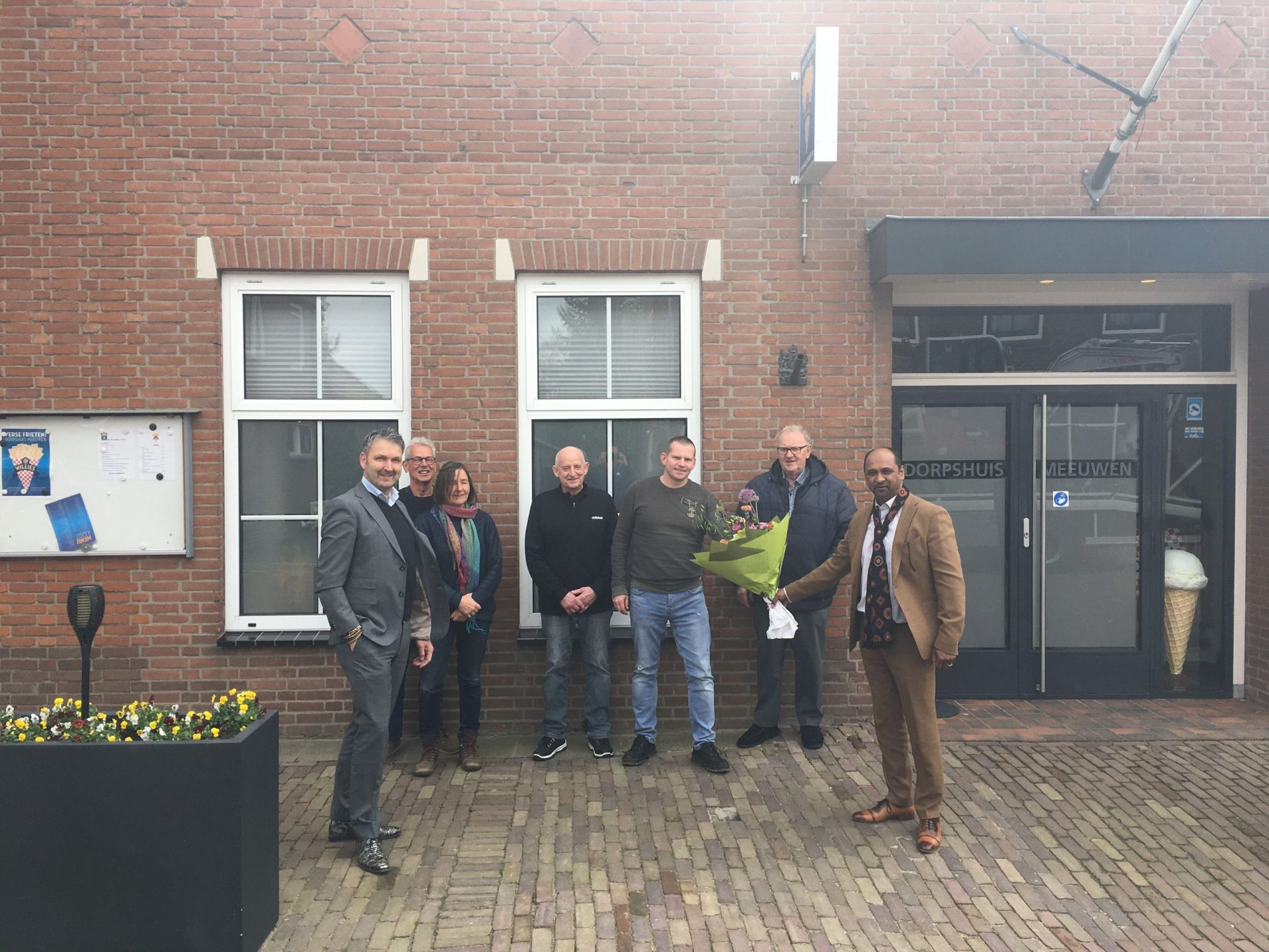Wethouders feliciteren Meeuwen met plannen jeugdhonk