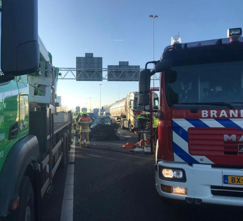 Automobilist zwaargewond na botsing met vrachtwagen op A27