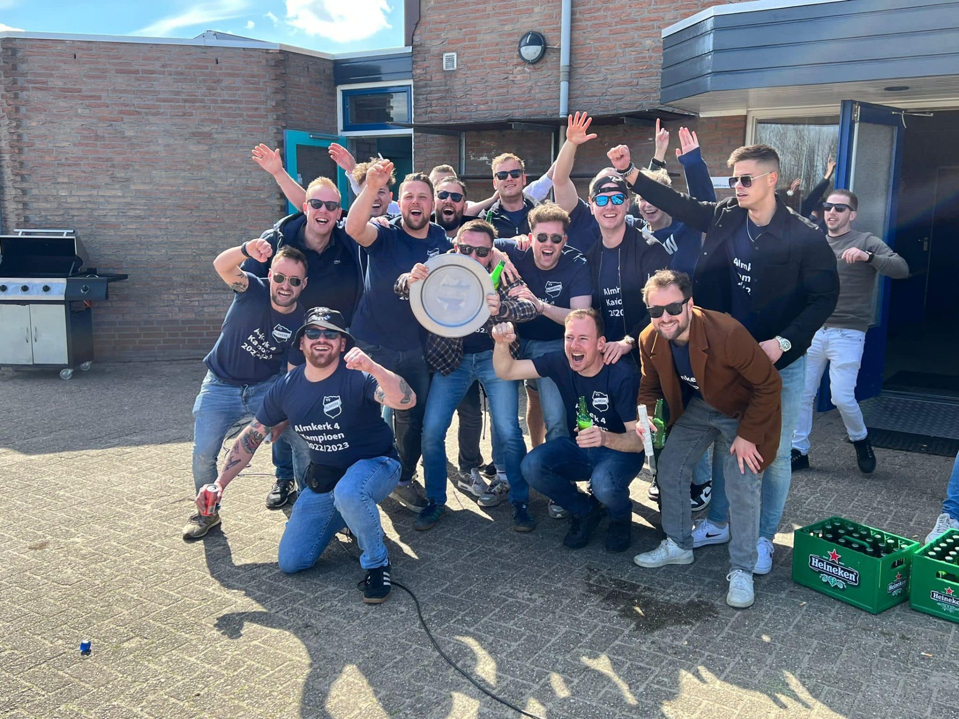 Oud-profvoetballers mogelijk naar v.v. Almkerk 4