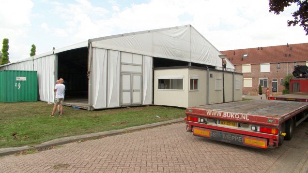 Opbouw voor Zomerfeest Genderen in volle gang