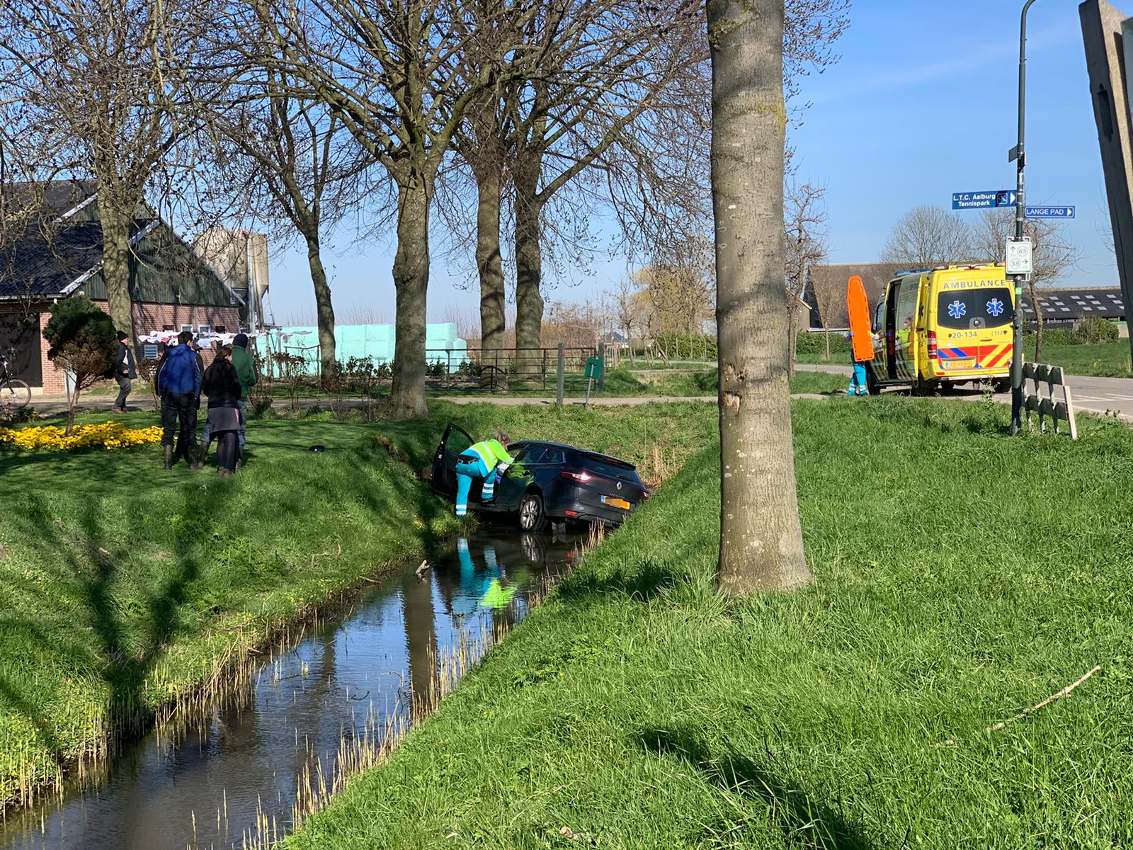 Voertuig te water in Wijk en Aalburg