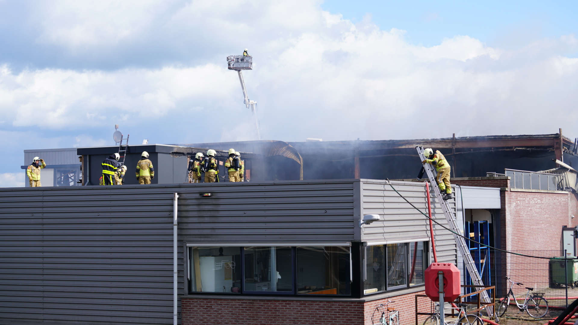 Drie mensen vermist bij zeer grote brand in Beatrixhaven Werkendam