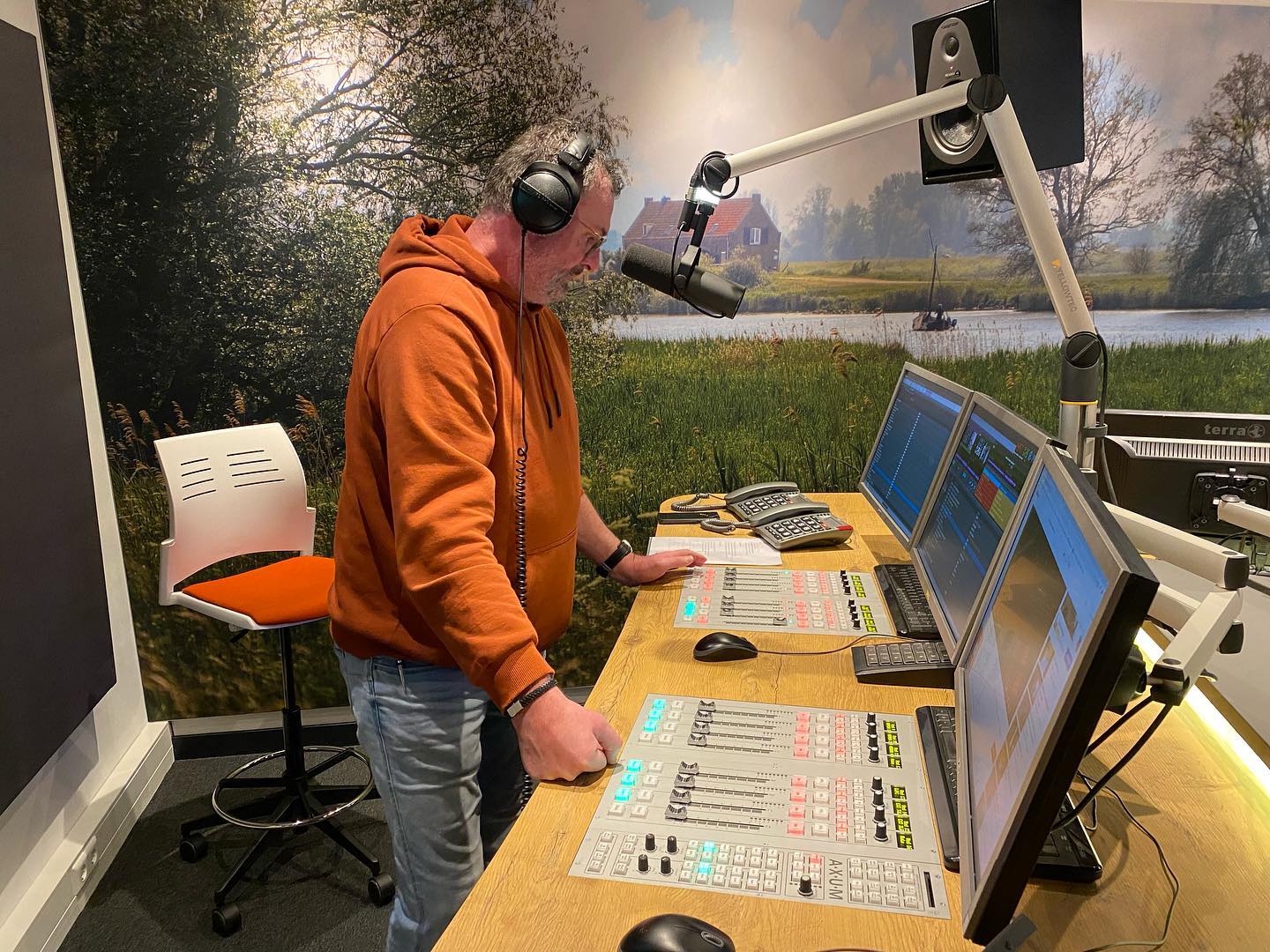 John van Geldere in de radio studio