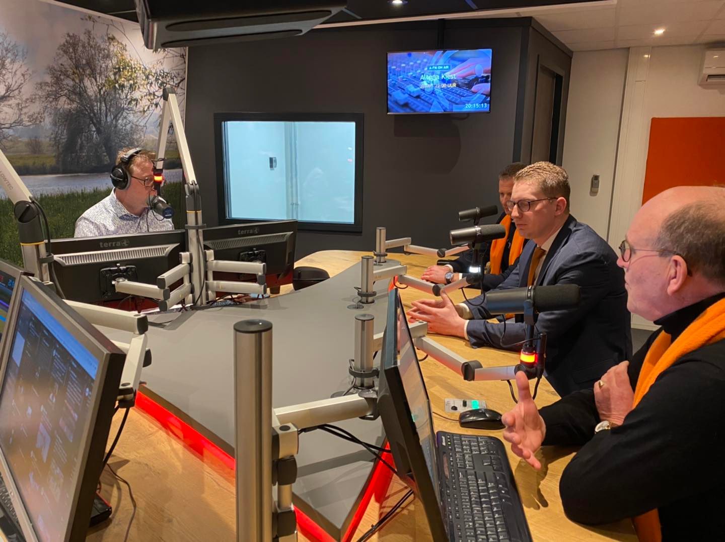 Politieke gesprekken in de radio studio