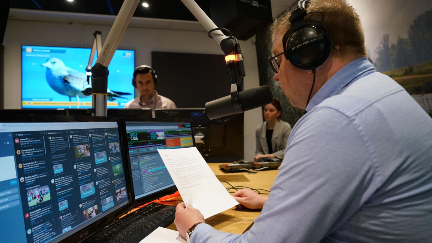 Programmamaker Kevin in de studio